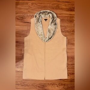 Faux fur detachable collar vest, two side pockets. Camel color, multi-tone fur